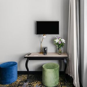 Mittelgroßes Zimmer mit Kingsize-Bett